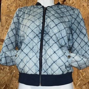 Only worn once!!! Women quilted denim jacket. Size medium!